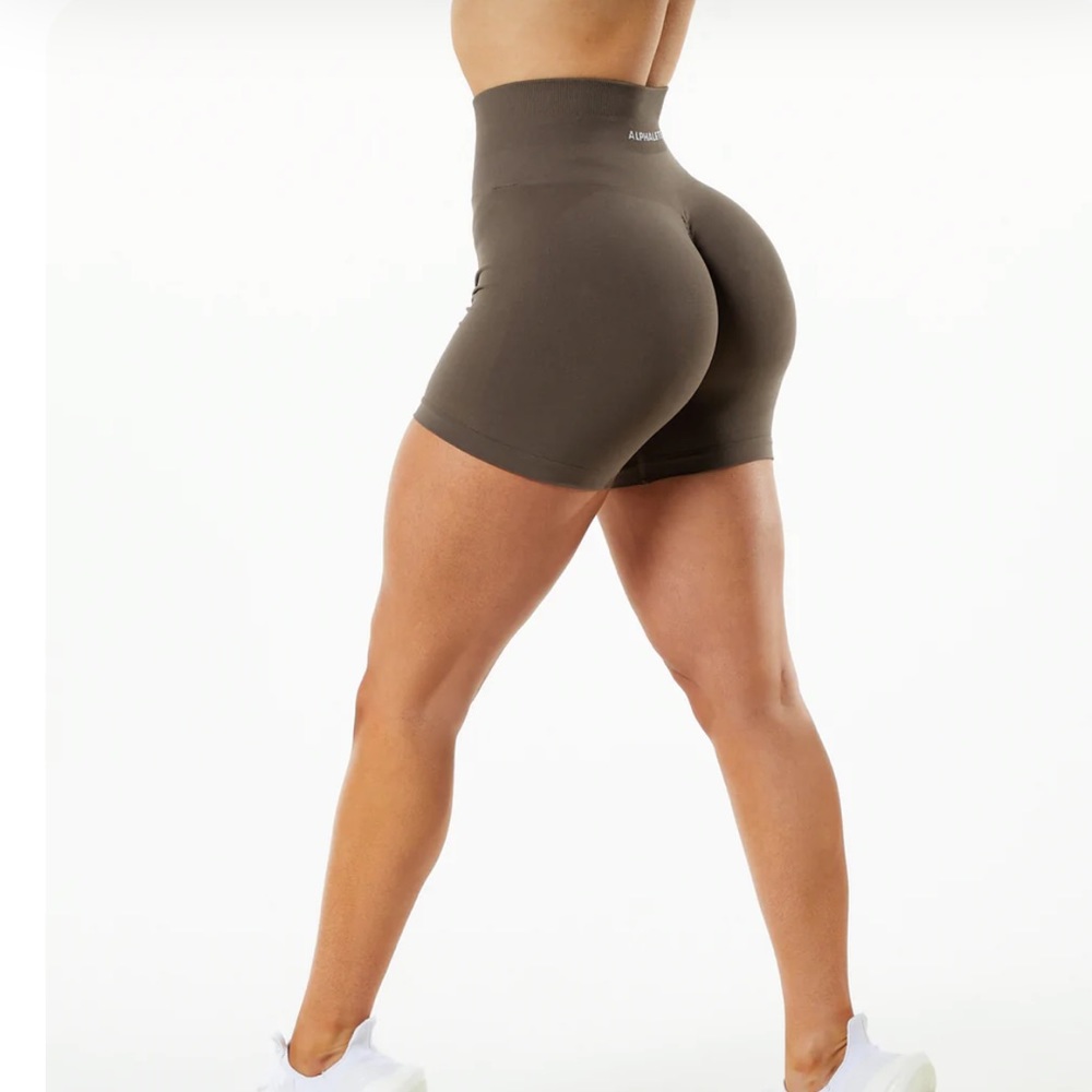 Alphalete Amplify Short 4.5 in Mocha